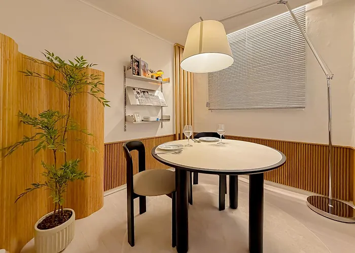 Sinnonhyeon Station 5minutes, Gangnam Plastic Surgery, Severance Hospital, Coex, Airport Bus 5minutes, Hongdae 30minutes, Itaewon 15minutes, 명동 30minutes 首爾