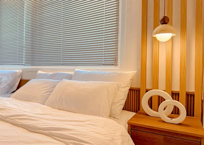 Sinnonhyeon Station 5minutes, Gangnam Plastic Surgery, Severance Hospital, Coex, Airport Bus 5minutes, Hongdae 30minutes, Itaewon 15minutes, 명동 30minutes 公寓 *