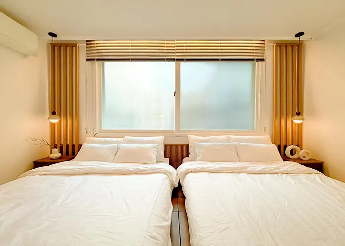 Sinnonhyeon Station 5minutes, Gangnam Plastic Surgery, Severance Hospital, Coex, Airport Bus 5minutes, Hongdae 30minutes, Itaewon 15minutes, 명동 30minutes * 首爾