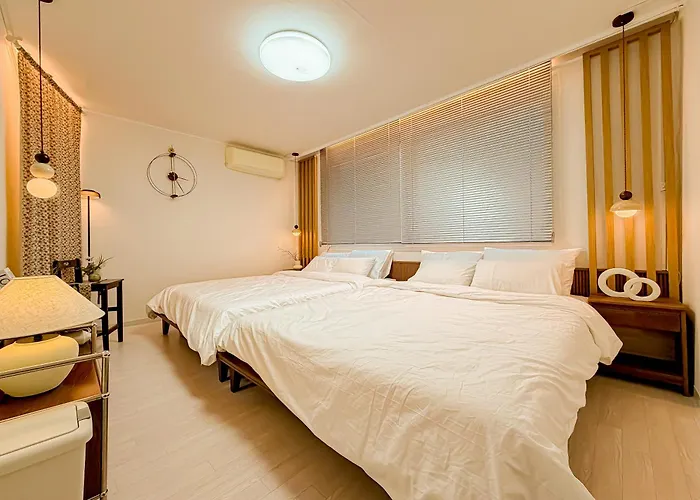 Sinnonhyeon Station 5minutes, Gangnam Plastic Surgery, Severance Hospital, Coex, Airport Bus 5minutes, Hongdae 30minutes, Itaewon 15minutes, 명동 30minutes *
