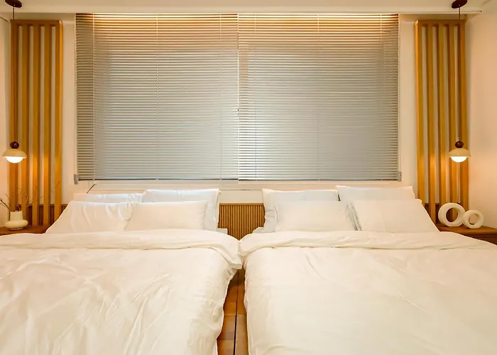 Sinnonhyeon Station 5minutes, Gangnam Plastic Surgery, Severance Hospital, Coex, Airport Bus 5minutes, Hongdae 30minutes, Itaewon 15minutes, 명동 30minutes *