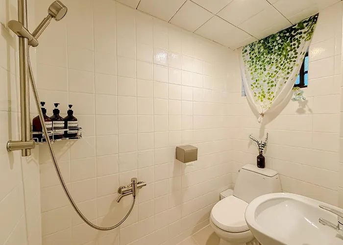 Sinnonhyeon Station 5minutes, Gangnam Plastic Surgery, Severance Hospital, Coex, Airport Bus 5minutes, Hongdae 30minutes, Itaewon 15minutes, 명동 30minutes 首爾
